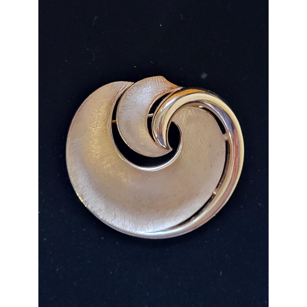 Signed Crown Trifari Mid 1960s Swirl Brooch Gold Tone Mid-Century Vintage MCM
